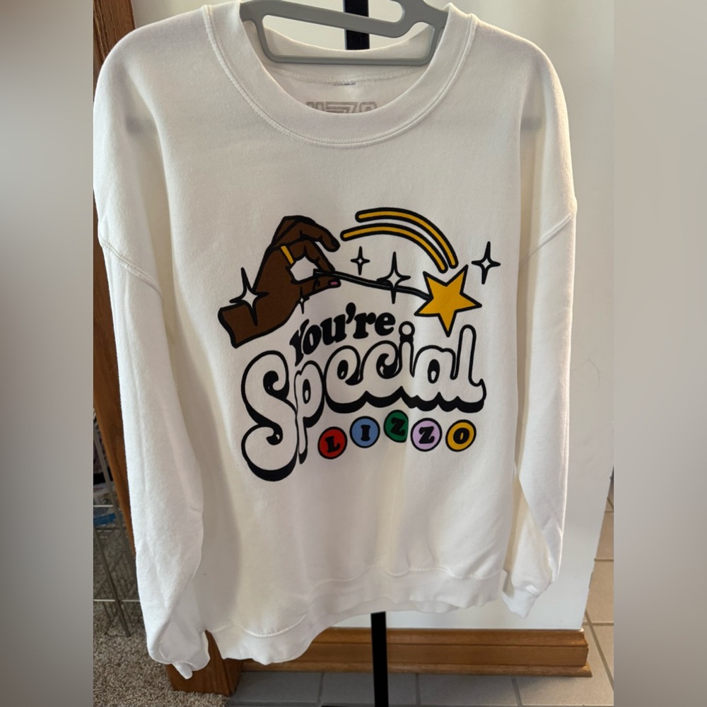 NWOT Unisex Size Large Lizzo Sasha Be Fluting Homecoming White Crewneck